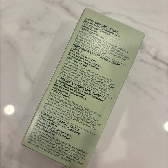 Clinique Moisturizer w. Pump! - Picture 2 of 4